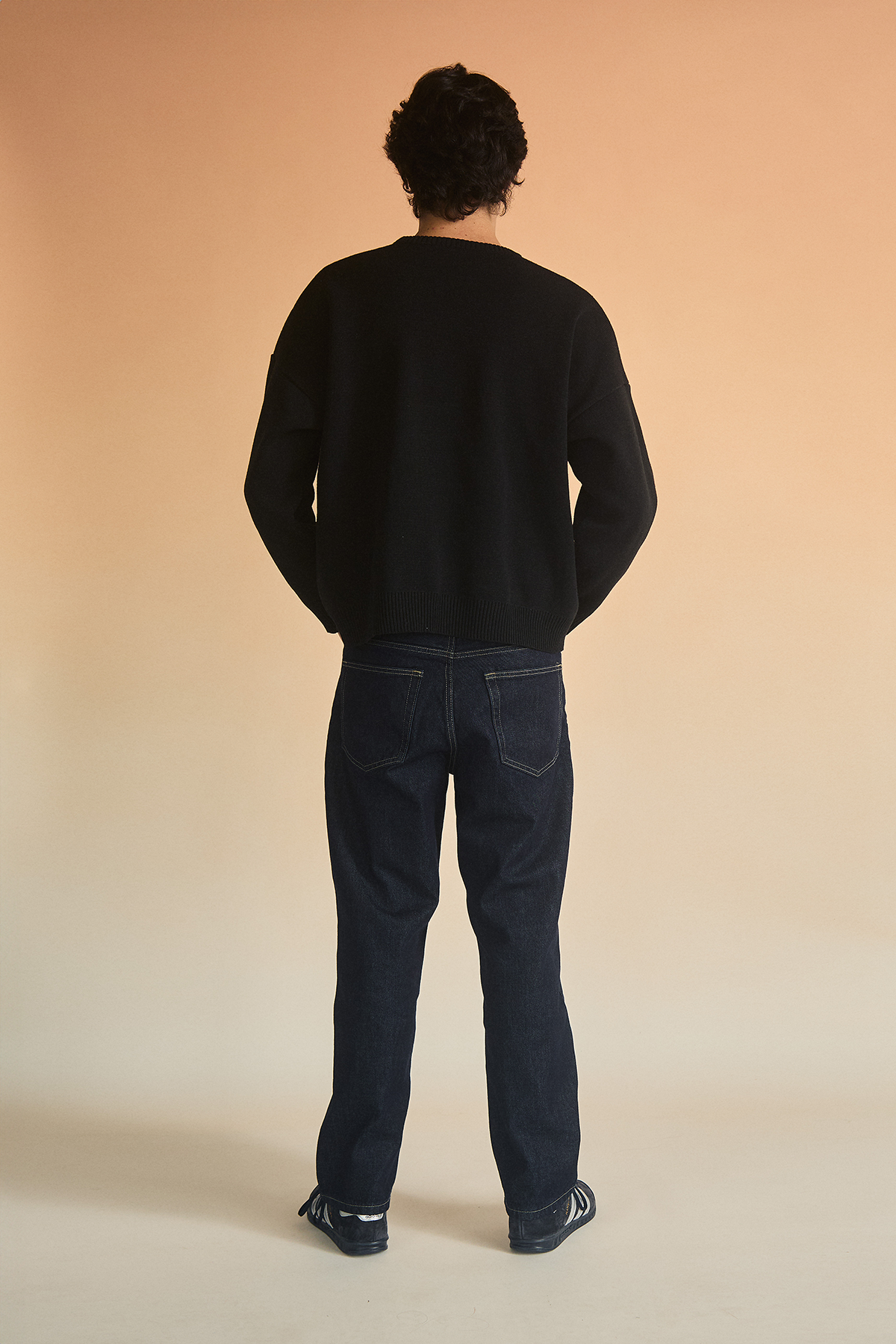 ESSENTIAL SWEATER BLACK